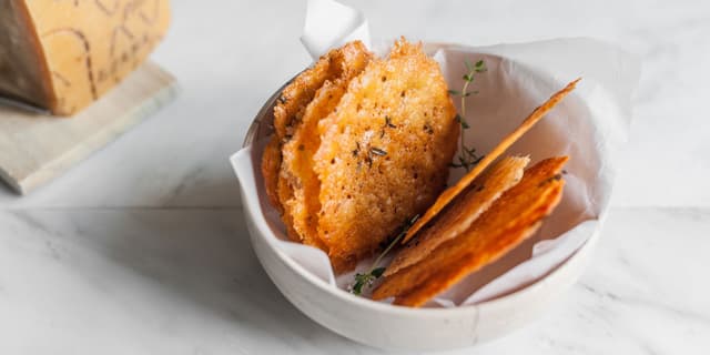 Grana Padano crisps with thyme and pink pepper