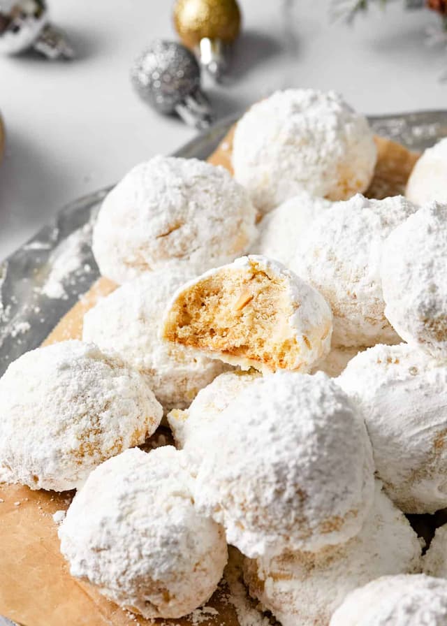 Kourabiedes - Greek Christmas Cookies